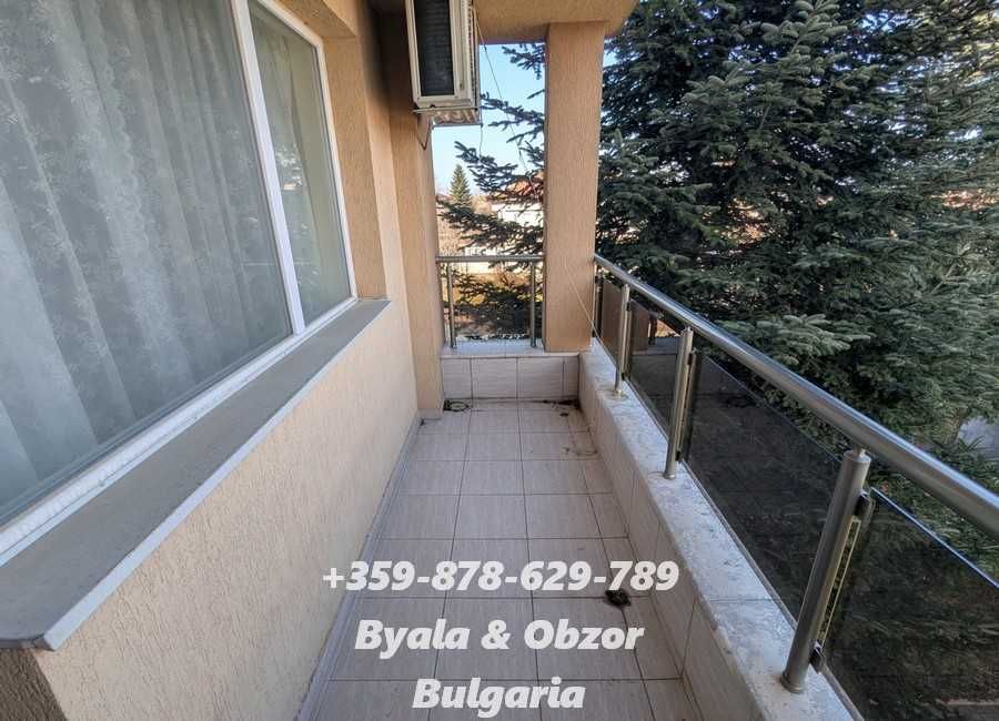 Просторен двустаен апартамент с камина