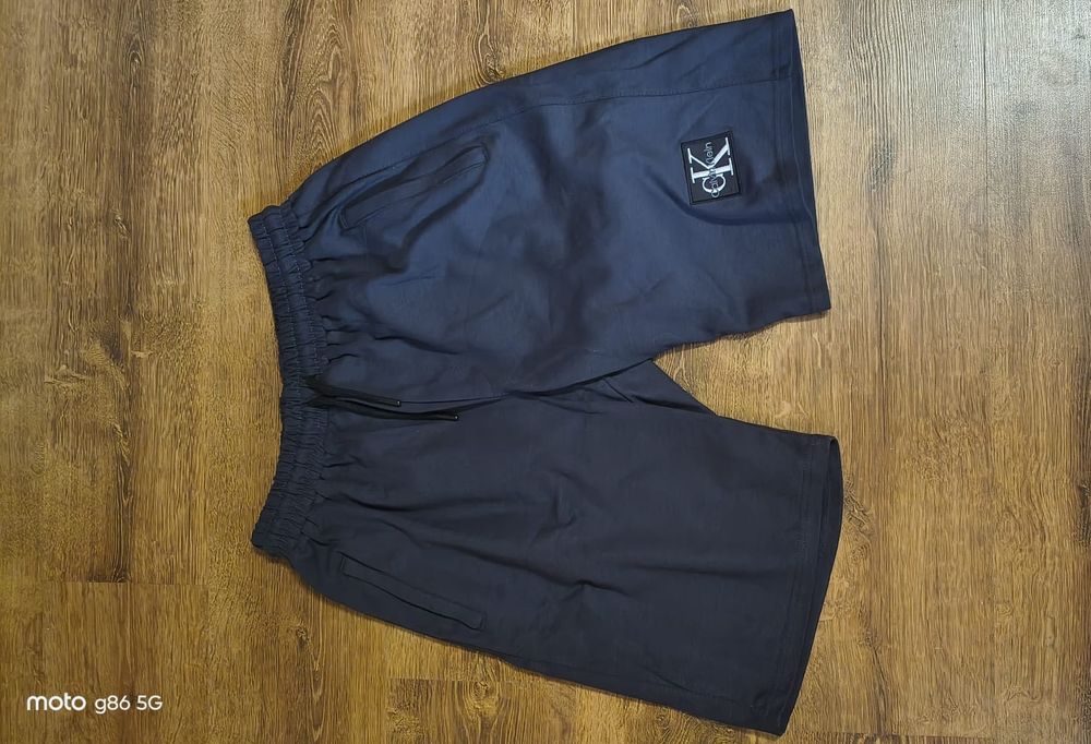 Vând pantaloni scurți calvin klein