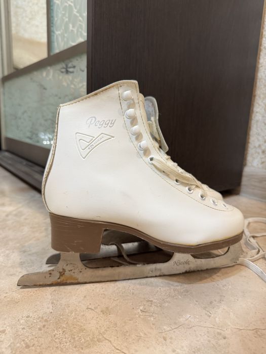 Продам коньки кожаные 36 размер