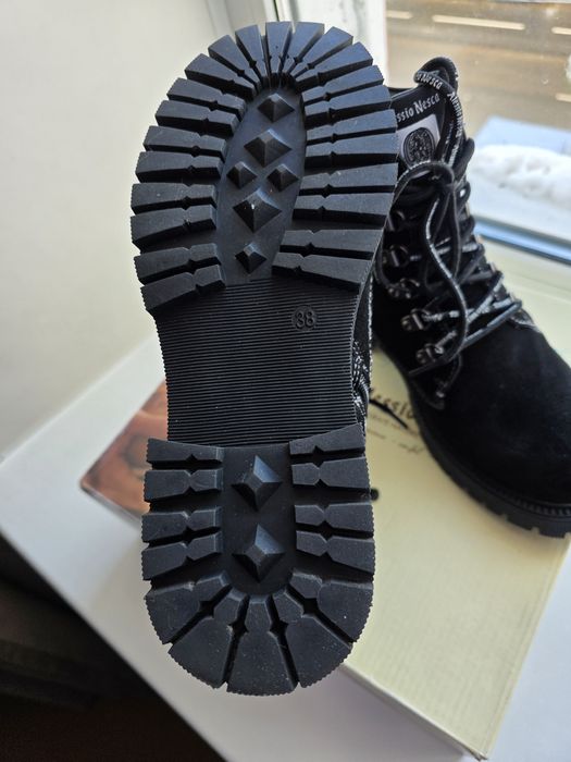 Ботинки 38 размер 3000 тенге.