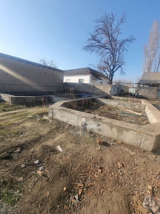 Uchaska sotiladi zor lakasiyada