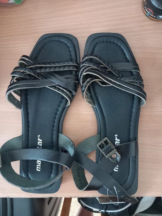 нови кожени сандали, произведени в Турция