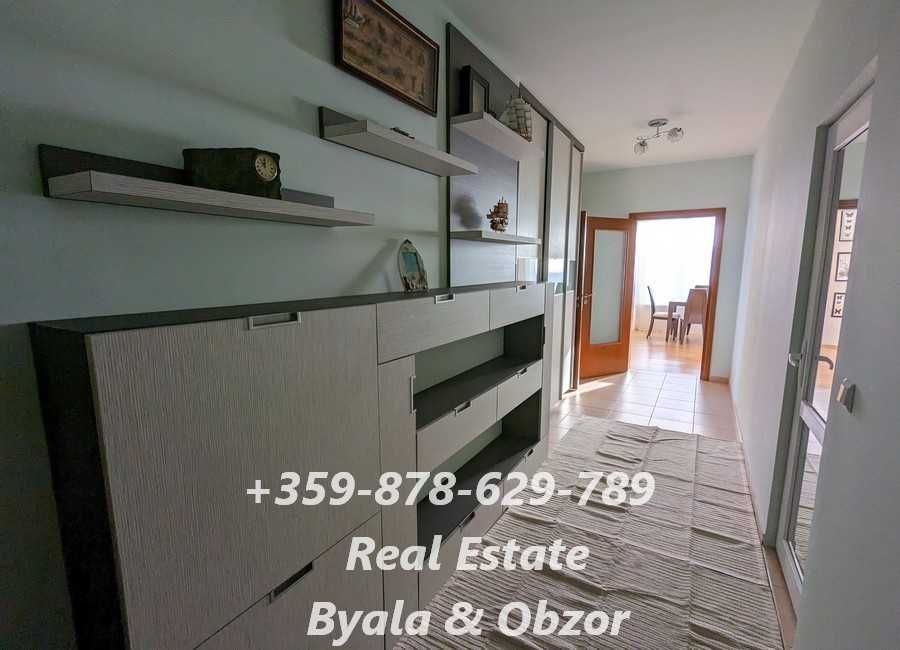 Просторен двустаен апартамент с морска гледка на първа линия в гр.Бяла