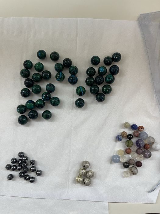 Естествени камъни и материали за гривни и бижута