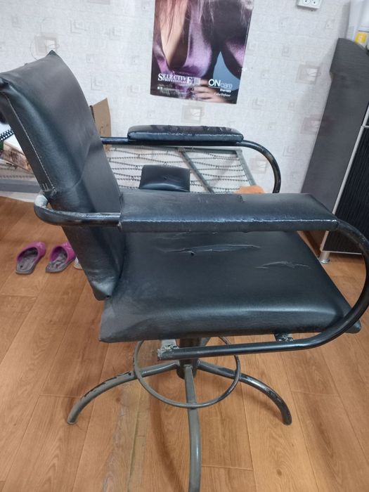 Продаётся парикмахерское кресло