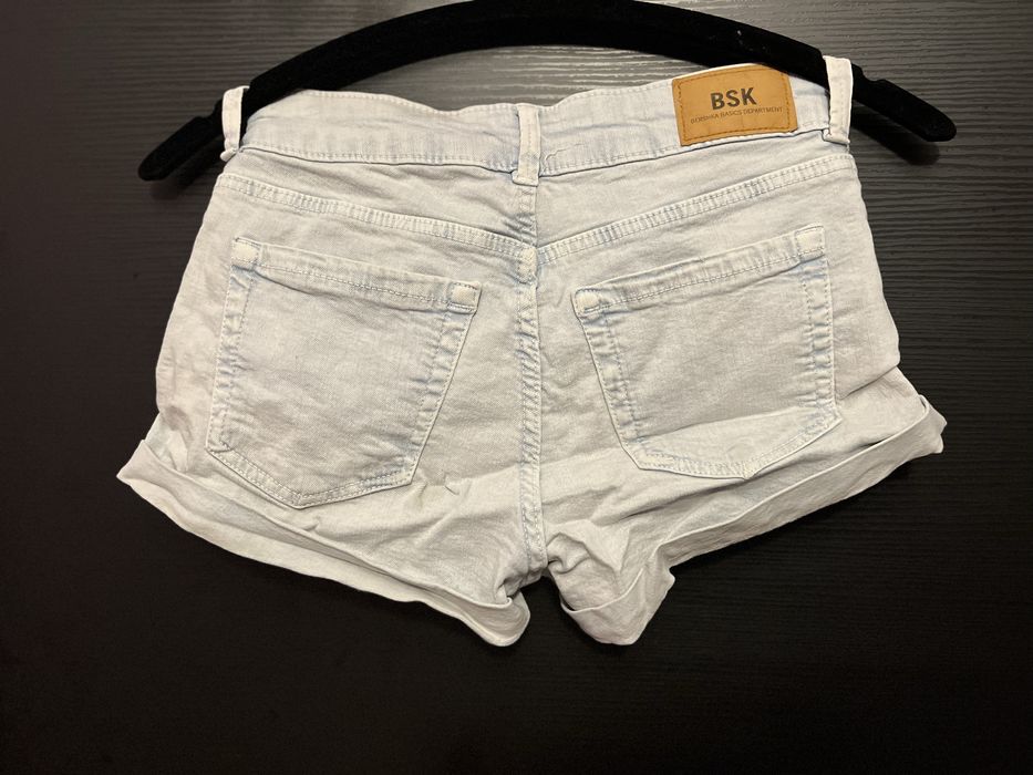 Светли къси панталонки