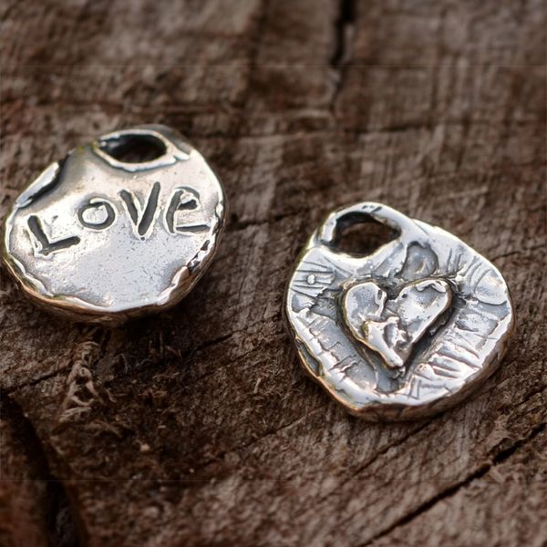 Сребърен медальон 925 „Сърце с LOVE“ –  талисман на любовта