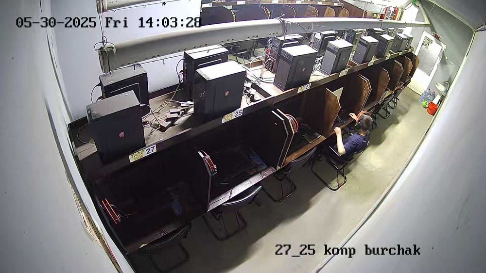 Продаётся 28 компьютеров с гарнитурой и мебелью.