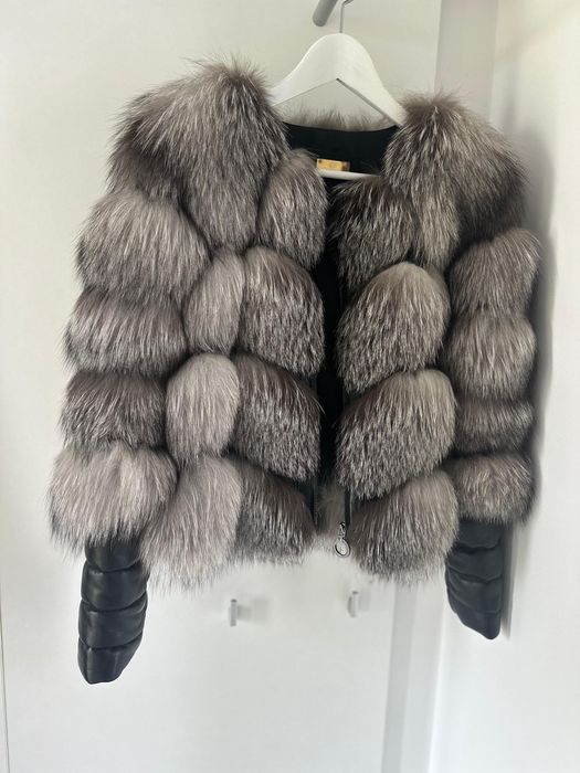 Vand haina de blana de vulpe polara