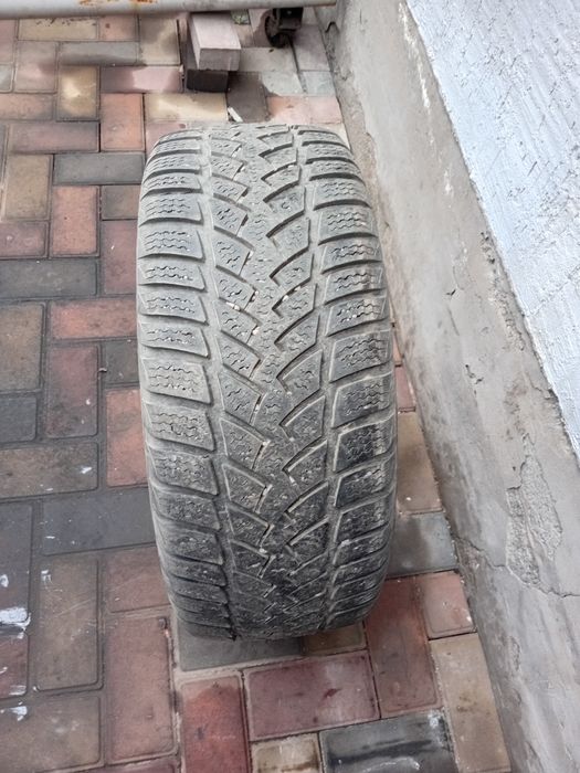 Продам .шину.215.55.р16.