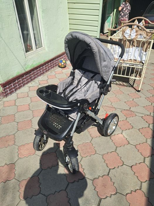 Есть 3 коляски, детский столик и манеж!