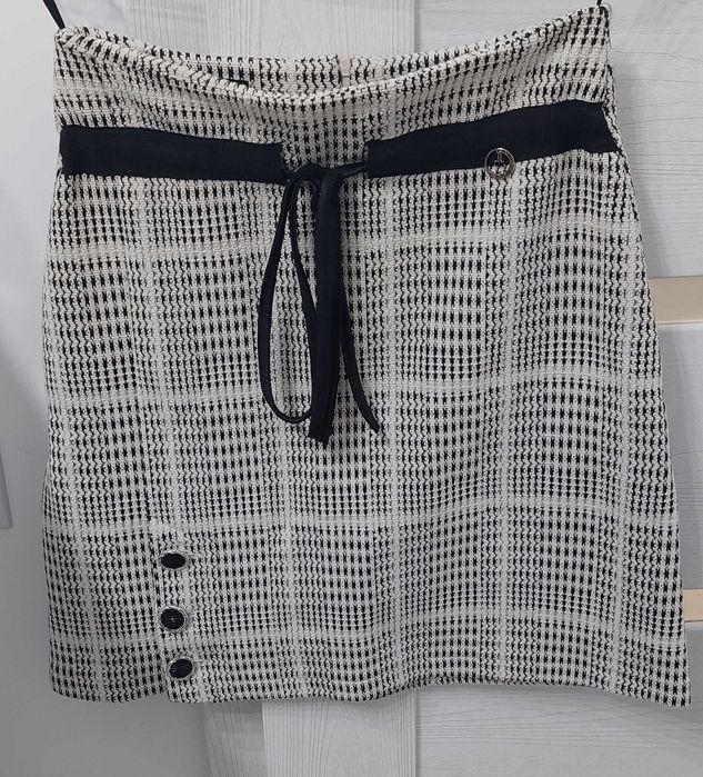 Къса пола на марката  Lucy