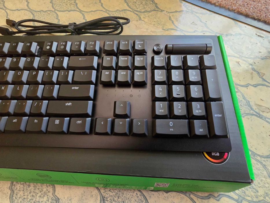 Продавам нископрофилна механична клавиатура Razer DeathStalker V2