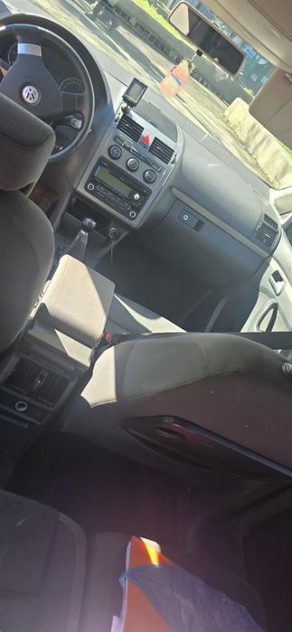 Vând sau schimb + - Vw touran-2 Facelift 2009 -7 locuri 2.0 d