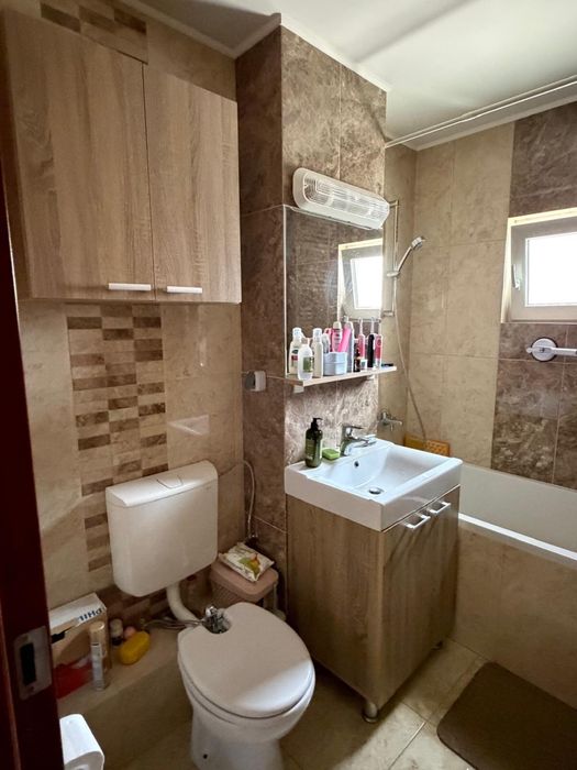 Apartament 3 camere , 2 băi