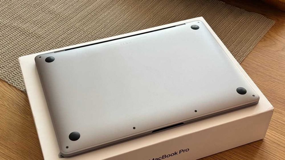 Apple MacBook Pro 13" M1, 16GB RAM / 256GB SSD, в отлично състояние