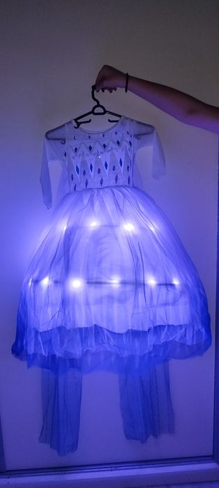 Рокля на принцеса Елза със светлини с 2подаръка корона и светещ ластик