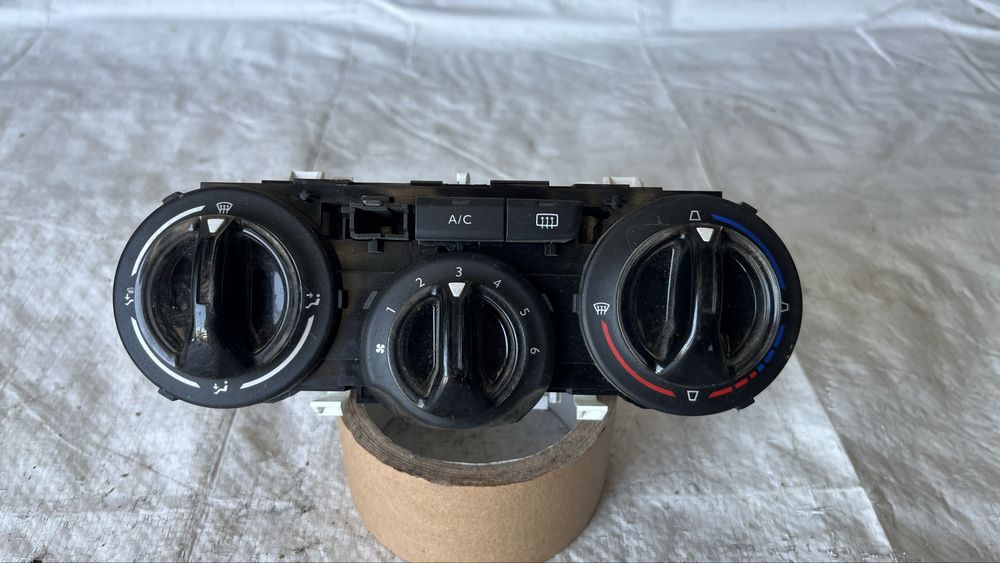 Панел климатик Peugeot 208