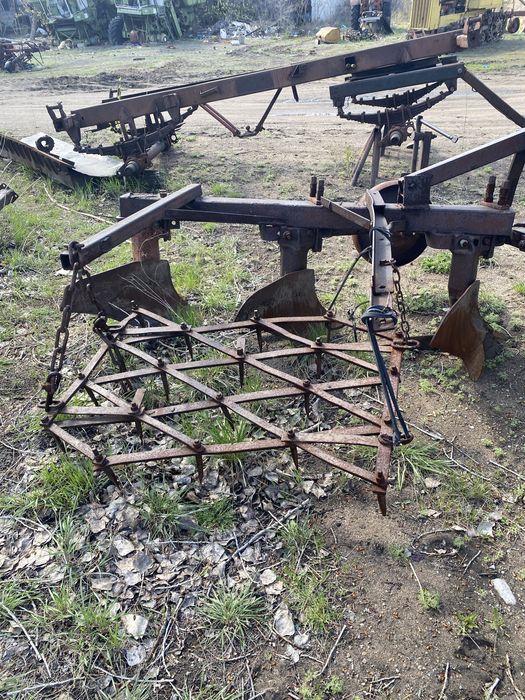 Продам плуг 3 корпусной мтз