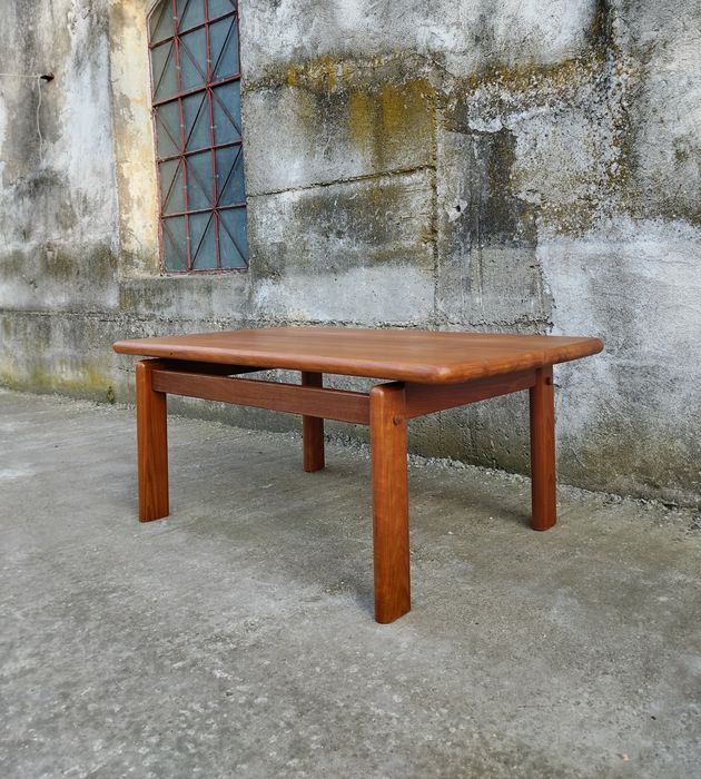 Măsuță veche din lemn masiv de tec, BURCHARDT -NIELSEN, stil Mid-Century
L= 133 cm,  l= 76 cm,  H= 54 cm.
2100 lei