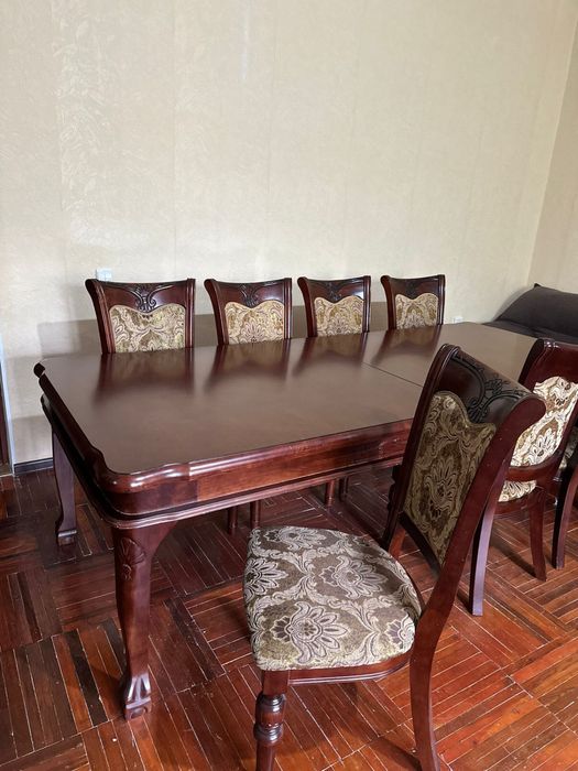 Стол со стульями в хорошем состоянии