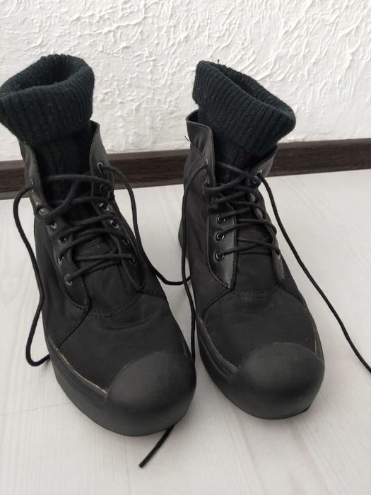 Продам женские ботинки