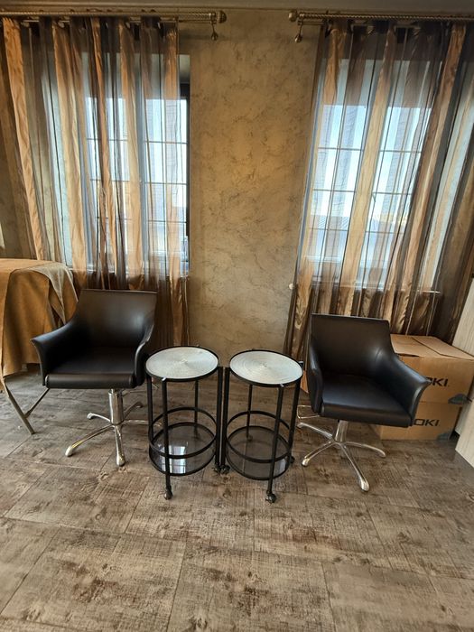 Scaune de salon si masute de sticla pe roti