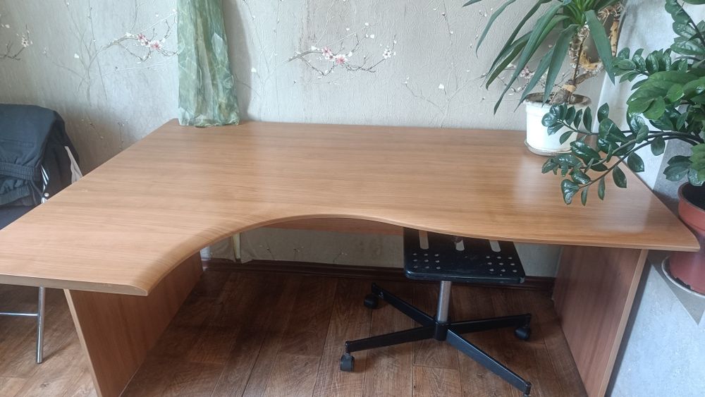 Продам компьютерный стол
