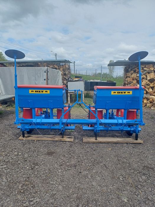 Semanatoare de porumb cu 4 randuri mecanica cu fertilizare marca olt sarbeasca