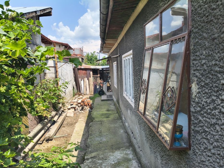 Ofer spre vânzare casa locuibilă situată în municipiul Ploiești, str. Rarău, într-o zonă liniștită, cu acces facil, la aprox 20 de minute de Gara Sud.