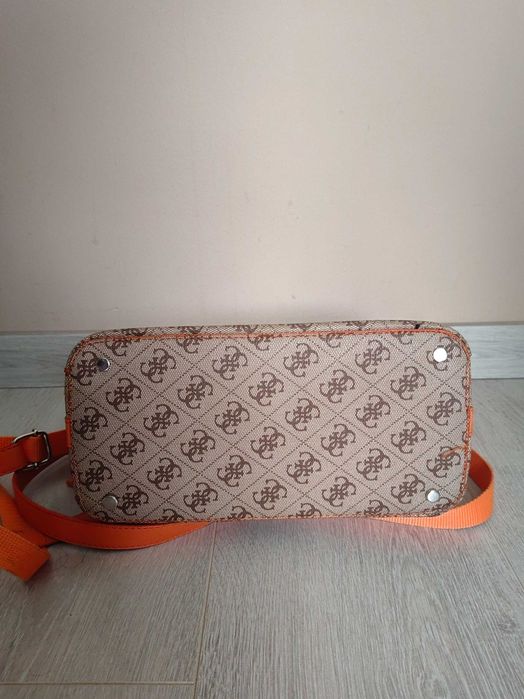 Дамски чанти Guess,Stradivarius,Balenciaga