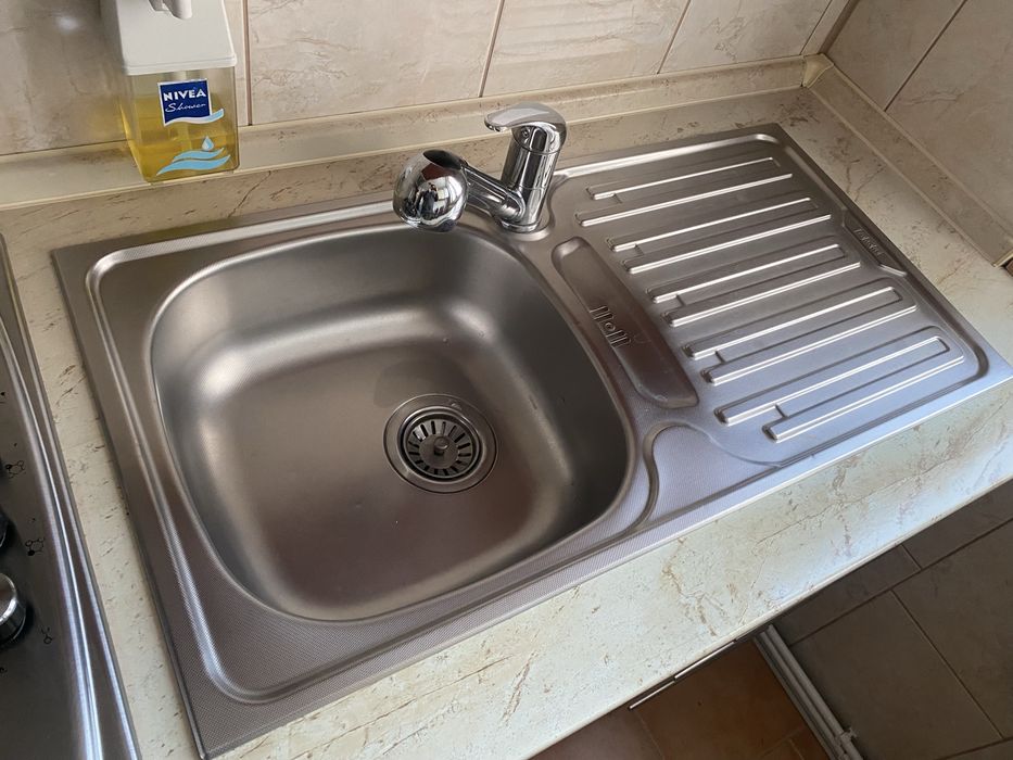 Mobila bucatarie utilata cu hota, plita pe gaz si ghiuveta