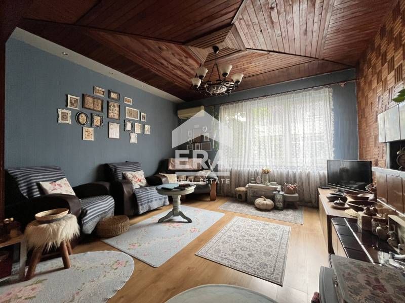 Артистичен тристаен апартамент в  сърцето на кв. Оборище