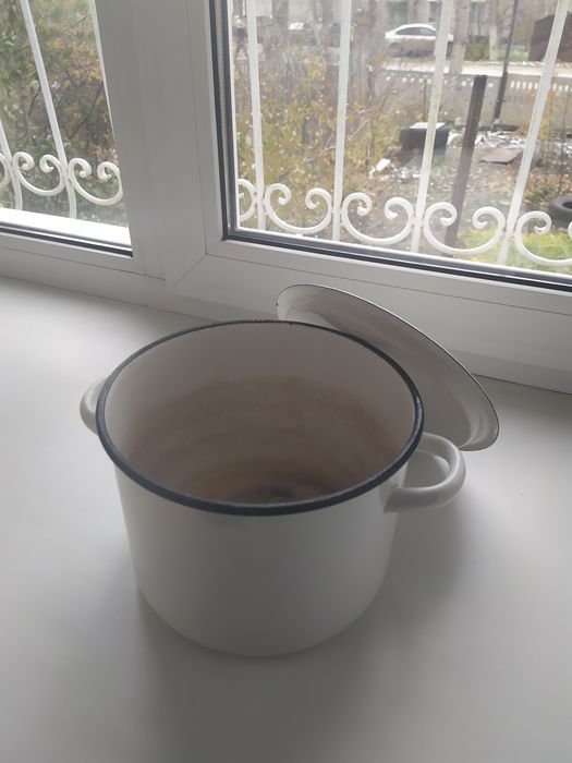 Сковороды разные, кастрюли эмалированные