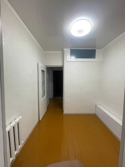 Shahar markazida joylashgan, yangi ta'mirlangan 3 XONALI UY sotiladi