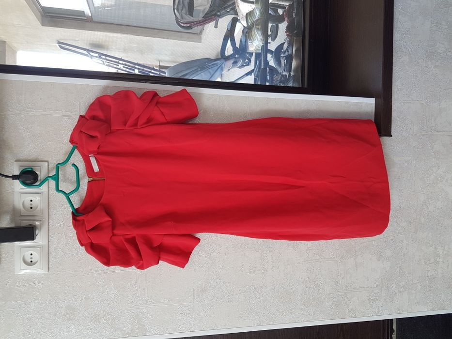 Красивое красное платье