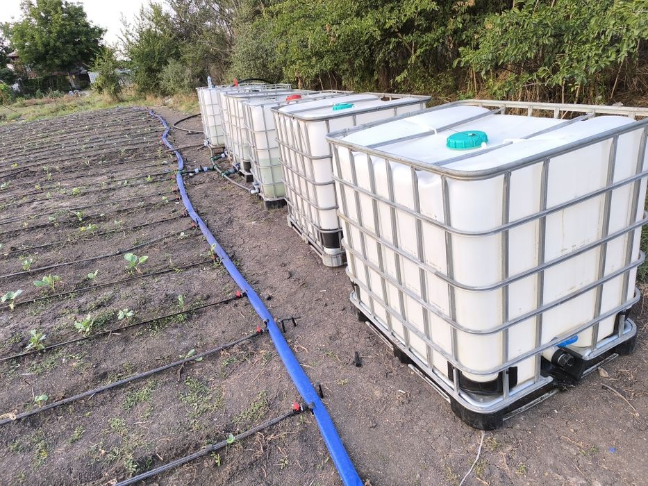 Бидони 1000 литра ,Цистерни един тон на палет  с кран отдолу!