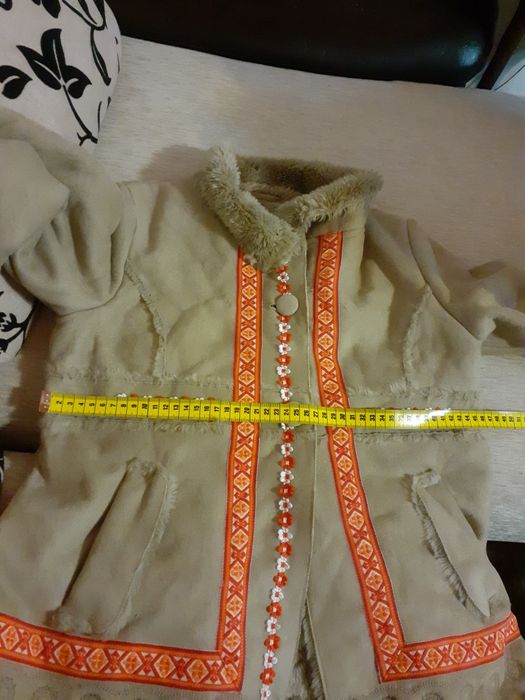 Cojoc traditional ,costum popular ,fete.