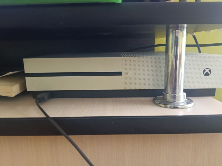 Vând Xbox one S cu 6 jocuri