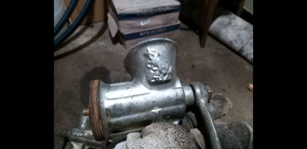 Две Стари Машинки за мелене