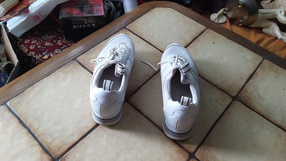 Vand doua perechi adidasi sport noi.Adidas si Trenth