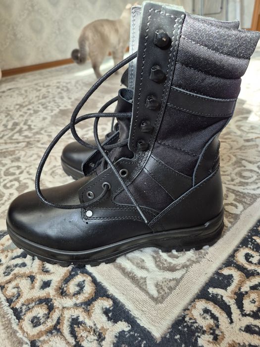 Берцы новые кожанные 42 р