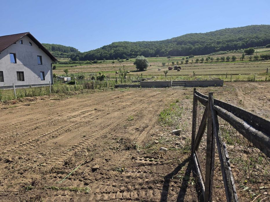 vând teren intravilan