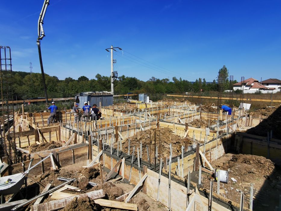 Construcții Case la roșu, Case A-frame, Acoperisuri,Zidarii, Garduri beton, Placi beton.