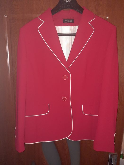 Продавам дамски костюм на АPANGE