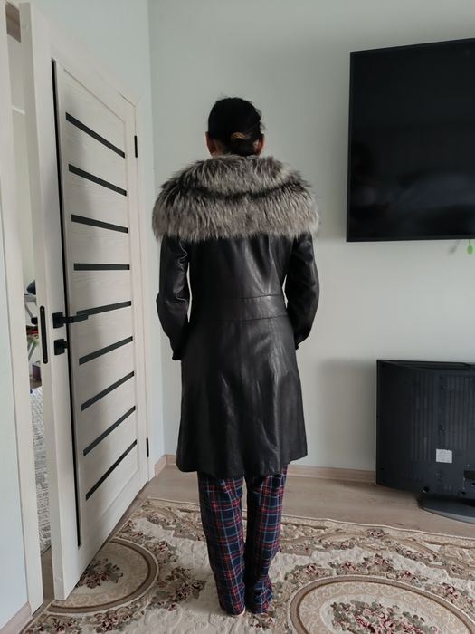 брендовый кожанный плащь.продам б/у