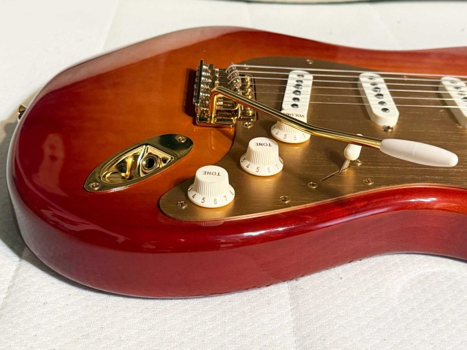 Chitara Squier Strat 40th anniversary Gold Edition