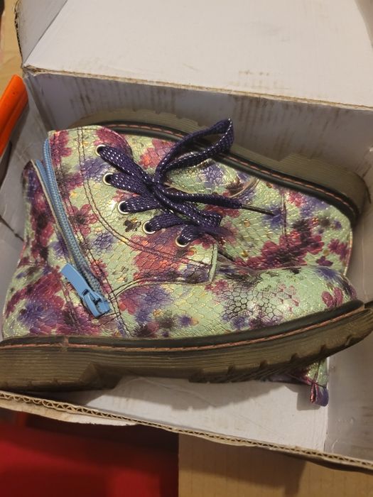 Продам детские ботинки