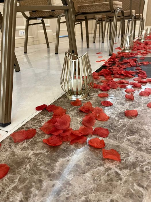 Украса за сватба арка с червени рози, стойка, статив, свещници, плата