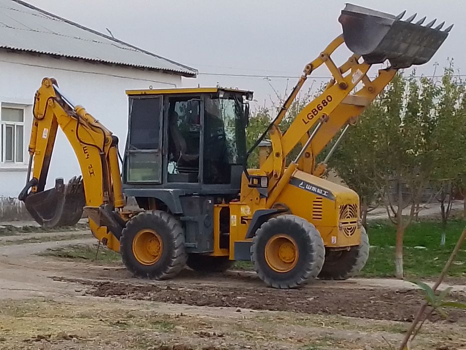 Экскаватор погрузчик LGB680